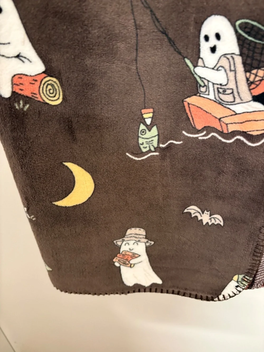 Viral Isaac Mizrahi Reversible Halloween blanket Ghosts reading & camping